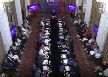 Prania Besnike nis me drejtorë dhe militantë të PS, jo të gjithë deputetët zhvilluan takime