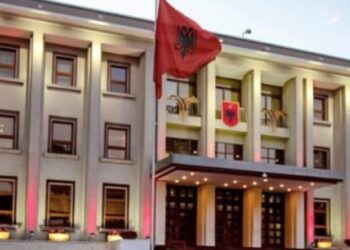 Presidenti Begaj mbledh në Presidencë ministrin e Brendshëm, drejtorin e Policisë dhe kreun e komanduar të SHISH