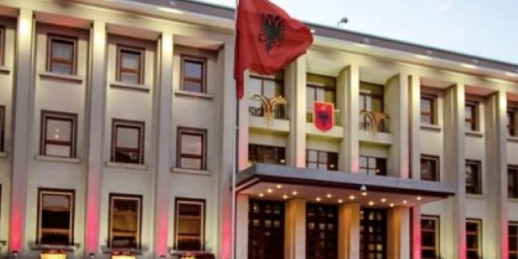 Presidenti Begaj mbledh në Presidencë ministrin e Brendshëm, drejtorin e Policisë dhe kreun e komanduar të SHISH