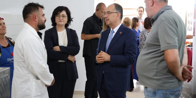 Presidenti Begaj në Përmet vlerëson zhvillimin e turizmit, investimet e emigrantëve, mikpritjen dhe bujarinë