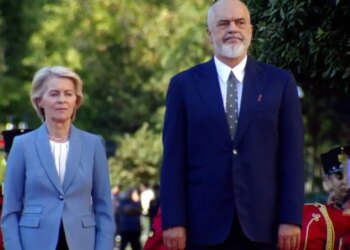 Presidentja e Komisionit Europian Von der Leyen mbërrin në Tiranë, pritet në Kryeministri nga Edi Rama