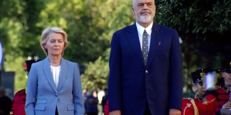 Presidentja e Komisionit Europian Von der Leyen mbërrin në Tiranë, pritet në Kryeministri nga Edi Rama