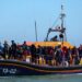 Problemi me emigracionin në Mbretërinë e Bashkuar: Home Office regjistron 781 hyrje, numri më i lartë gjatë 2026-ës