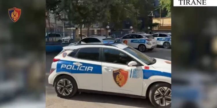 Procedohet 30-vjeçari në Kamëz që gjatë rrugës për në dasmë qëlloi manovrën me pistoletë