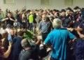 Protesta e 94-t në dy fronte, vijon tensioni; tubuesit përplasen me policinë në hyrjen e pasme të Kryeministrisë