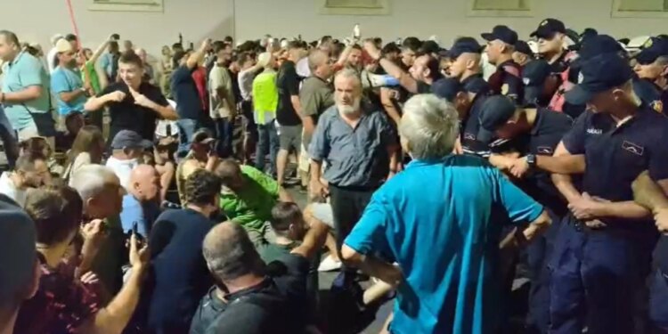 Protesta e 94-t në dy fronte, vijon tensioni; tubuesit përplasen me policinë në hyrjen e pasme të Kryeministrisë