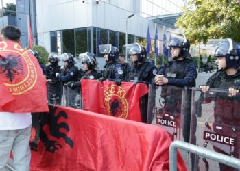 Protesta e veteranëve të UÇK-së në Prishtinë, Policia merr masa: Mos hidhni sende, mos përdorni maska