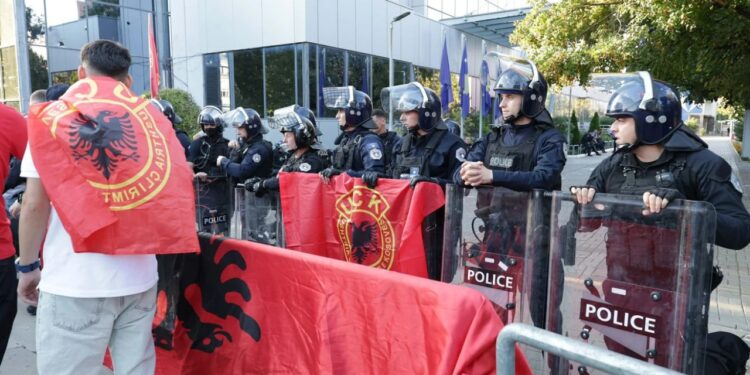 Protesta e veteranëve të UÇK-së në Prishtinë, Policia merr masa: Mos hidhni sende, mos përdorni maska