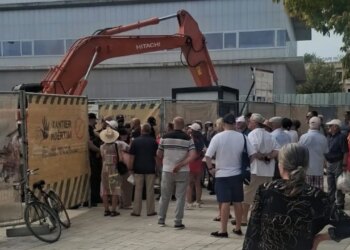 Protesta kundër Muzeut Hebraik — Rama: Nuk po shkatërrojmë muzeun Labëria; çeta e Lesko pijanikut vazhdon sulmet