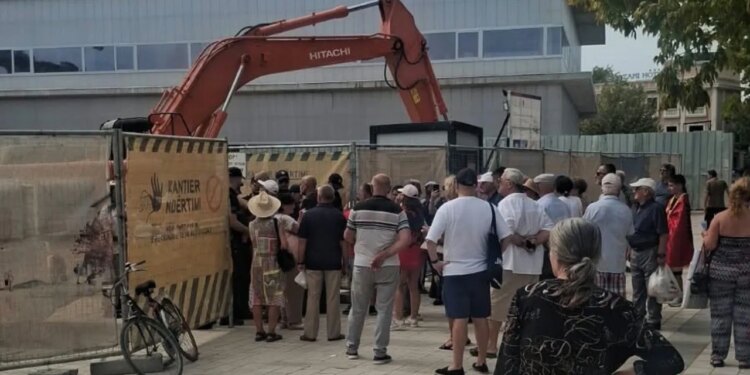 Protesta kundër Muzeut Hebraik — Rama: Nuk po shkatërrojmë muzeun Labëria; çeta e Lesko pijanikut vazhdon sulmet