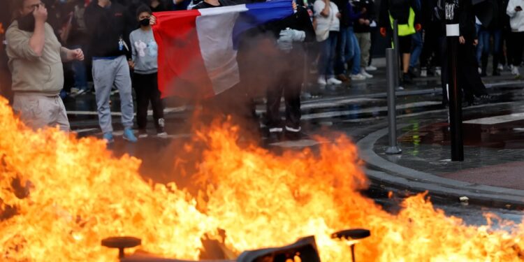 Protesta masive në Francë: mësuesit dhe zjarrfikësit në grevë, gjimnazistët i bashkohen tubimeve