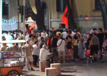 Protesta para Kryeministrisë mbyllet; protestuesit marshojnë drejt Komisariatit nr. 1, kërkojnë lirimin e personave të shoqëruar