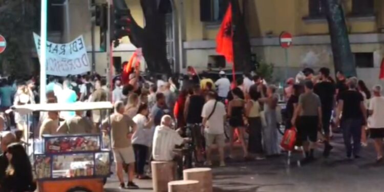 Protesta para Kryeministrisë mbyllet; protestuesit marshojnë drejt Komisariatit nr. 1, kërkojnë lirimin e personave të shoqëruar