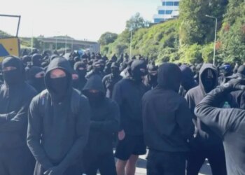 Protestat anti-emigracion në Britani ndryshojnë taktikat: maskime, kamionë dhe bllokime rrugësh