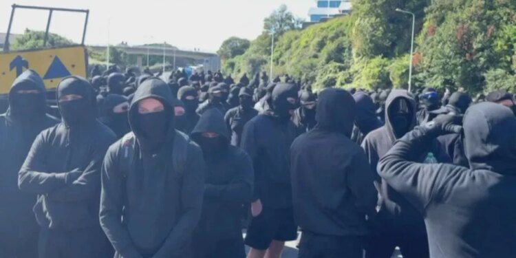 Protestat anti-emigracion në Britani ndryshojnë taktikat: maskime, kamionë dhe bllokime rrugësh