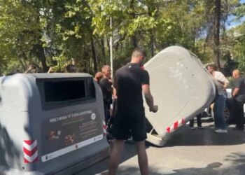 Protestuesit zhvendosen sërish dhe bllokojnë rrugën duke përmbysur koshat e mbeturinave