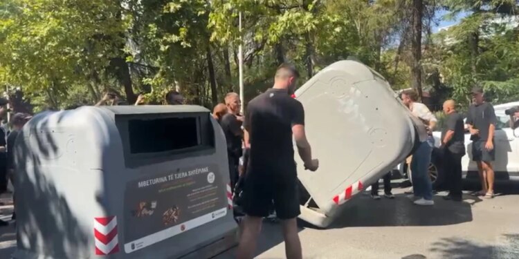 Protestuesit zhvendosen sërish dhe bllokojnë rrugën duke përmbysur koshat e mbeturinave