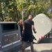 Protestuesit zhvendosen sërish dhe bllokojnë rrugën duke përmbysur koshat e mbeturinave