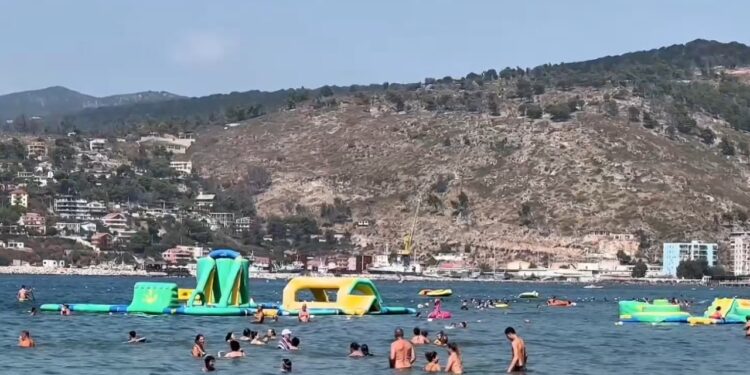 Pushuesit zgjedhin shtatorin, çmimet më të lira dhe moti më freskët zgjasin pushimet deri në mesin e muajit