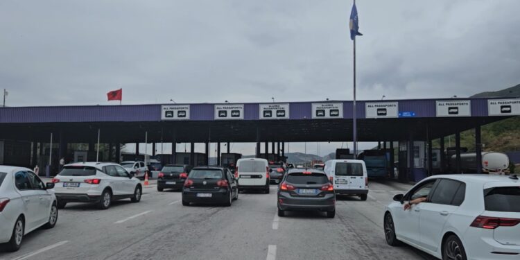 Qytetarë nga Shqipëria dhe diaspora nisen drejt Prishtinës për marsh në mbështetje të ish-drejtuesve të UÇK-së