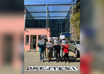 Qytetarët në protestë para SPAK: Arresto Ballukun — Shqiptarët nuk duan shpjegime, duan përgjegjësi
