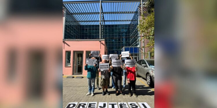 Qytetarët në protestë para SPAK: Arresto Ballukun — Shqiptarët nuk duan shpjegime, duan përgjegjësi