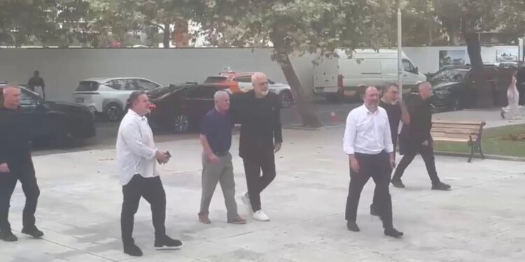 Rama, takim me strukturat e PS dhe qytetarët e Vlorës për reformën territoriale