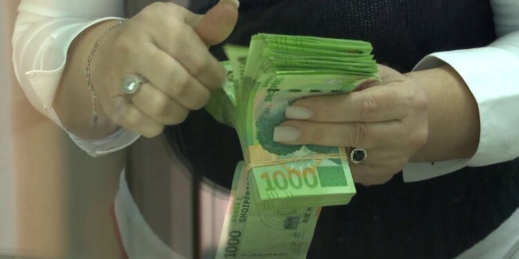 Rekord remitancash në 6 muaj: emigrantët dërguan familjeve rreth 621 milionë euro në gjysmën e parë të vitit