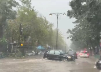 Reshjet e dendura përmbytin Elbasanin, rrugët mbushen me ujë dhe qarkullimi vështirësohet
