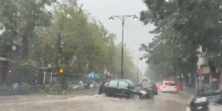 Reshjet e dendura përmbytin Elbasanin, rrugët mbushen me ujë dhe qarkullimi vështirësohet