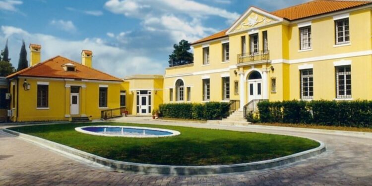 Riatdhesimi i dy grave dhe tre fëmijëve nga Siria; Ambasada e SHBA përgëzon Shqipërinë: fitore për sigurinë globale