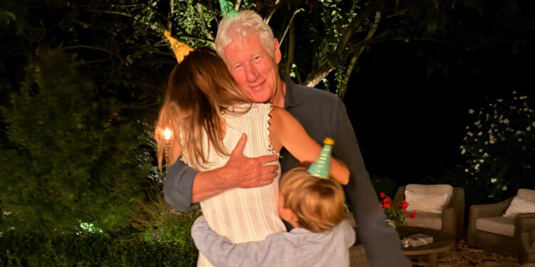 Richard Gere mbush 77 vjeç, bashkëshortja e emocionon me urimin: Nuk do të zgjidhja askënd tjetër veç teje