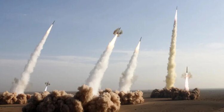Rifillojnë tensionet në Lindjen e Mesme: Irani godet baza amerikane në Bahrain, Irak, Jordani me raketa dhe dronë