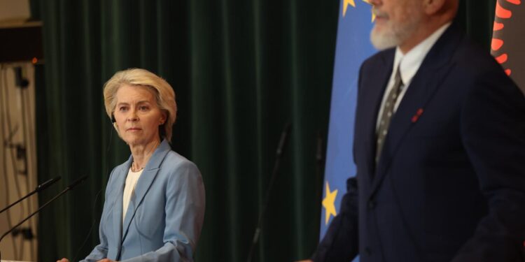 Roaming falas, drejtësia dhe përparimi drejt BE i Shqipërisë: mesazhet e Ursula von der Leyen në Tiranë