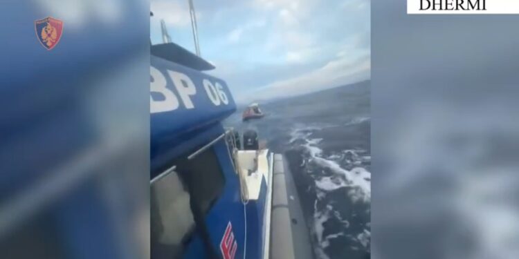 Rrezikuan të mbyteshin pas një avarie të gomonit pranë Porto Palermos; u shpëtuan pesë persona
