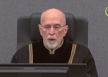 Seanca për ish-krerët e UÇK-së, gjyqtari Smith: Gjykimi u zhvillua në atmosferë frikësimi të dëshmitarëve