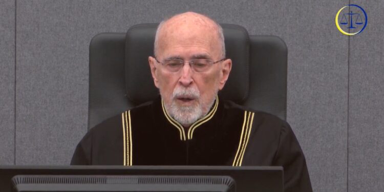 Seanca për ish-krerët e UÇK-së, gjyqtari Smith: Gjykimi u zhvillua në atmosferë frikësimi të dëshmitarëve