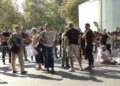 Seancë plenare dhe protestë: Tubuesit grumbullohen pranë Kuvendit, policia vendos gardh metalik në akset kryesore afër godinës