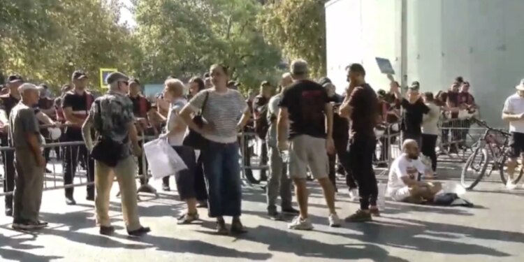 Seancë plenare dhe protestë: Tubuesit grumbullohen pranë Kuvendit, policia vendos gardh metalik në akset kryesore afër godinës