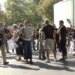 Seancë plenare dhe protestë: Tubuesit grumbullohen pranë Kuvendit, policia vendos gardh metalik në akset kryesore afër godinës