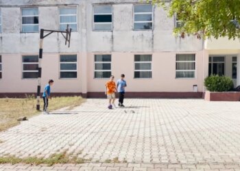 Shkolla me tre nxënës në fshatin e Këlcyrës: boshatisja dhe sfidat për nxënës e mësues