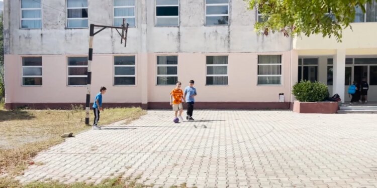 Shkolla me tre nxënës në fshatin e Këlcyrës: boshatisja dhe sfidat për nxënës e mësues