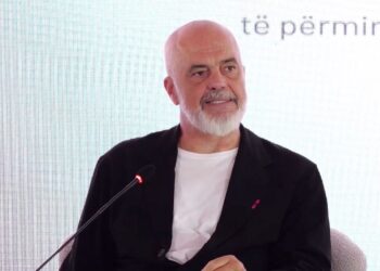 Shkollat hapin dyert, Rama përcjell urimin: Vit të mbarë për nxënësit dhe mësuesit
