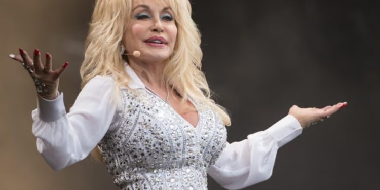Shokuese pas vdekjes së Dolly Parton, shpërthen mosmarrëveshja për trashëgiminë e saj; menaxheri akuzon nipin për kërcënime