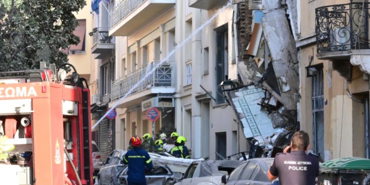 Shpërthim i fuqishëm në Athinë: shembet një ndërtesë dykatëshe, plagoset një kalimtar — dyshimet e para të policisë