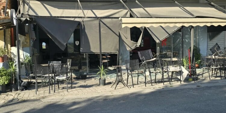 Shpërthim me lëndë plasëse në derën e lokalit në Durrës, i përdorur nga babë e bir