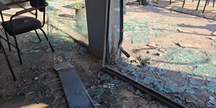 Shpërthim në derën e një lokali në Durrës; raportohet vetëm për dëme materiale