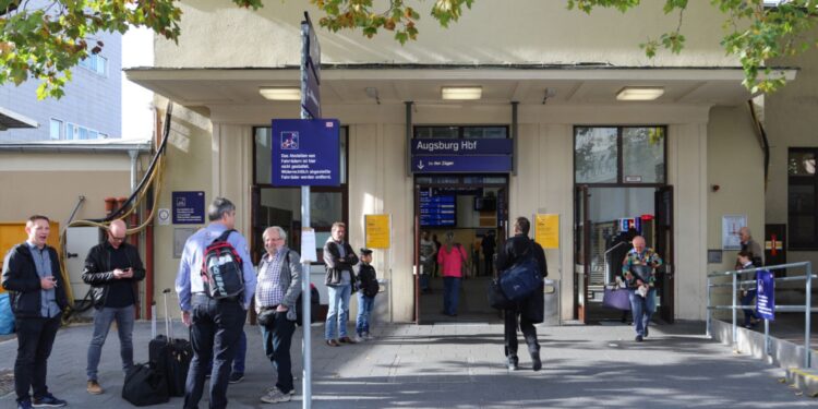 Shpërthim në stacionin kryesor të trenit në Augsburg të Gjermanisë, dy të plagosur; policia rrethon dhe bllokon rrugët