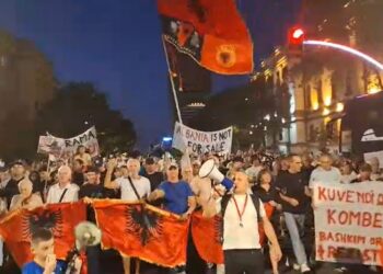 Shqipëria do bëjë revolucion, protesta në Tiranë vazhdon; tubuesit zbresin në shesh në ditën e 112
