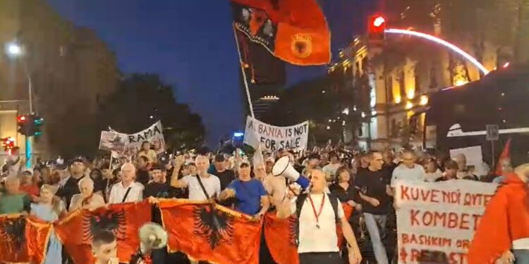 Shqipëria do bëjë revolucion, protesta në Tiranë vazhdon; tubuesit zbresin në shesh në ditën e 112